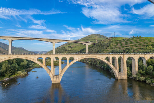 Vista da vila da R&eacute;gua no Douro Portugal