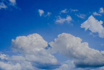 真っ青な夏空に浮かぶ夏の雲