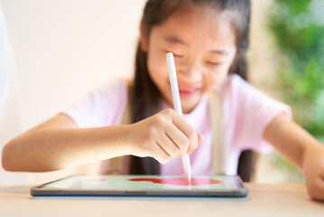 タブレットPCを使って遊ぶ子ども