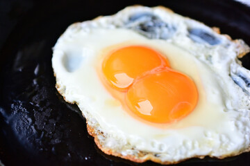 鉄のフライパンで焼く、双子のｎ卵の目玉焼き