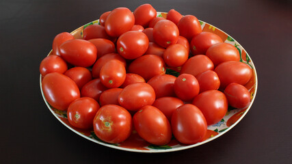 Charola con tomates rojos maduros y frescos. 