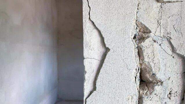 cracked concrete pillar of house that was being built was caused by mistake of plasterer, cement separate construction site.