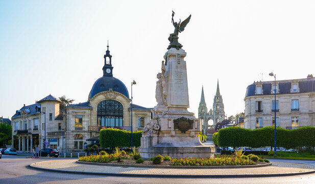 Place de la R&eacute;publique ("Republic's Square") in Soissons, France - Roundabout with a classic sculpture celebrating freedom topped with a winged angel carrying a torch