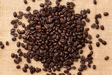 麻布に置かれたコーヒー豆