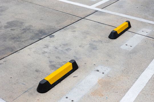 Rubber Parking Road Block Parking Curb, Wheel Stop Stoppers with Yellow Reflective Stripes for parking lots.