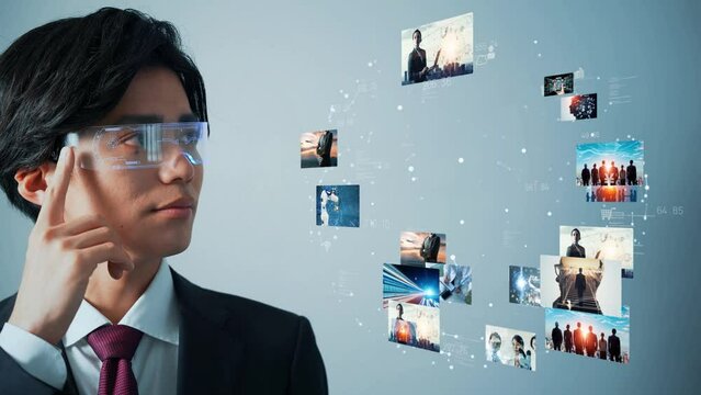 VRゴーグルでホログラム映像を見る男性