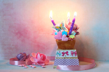 Geburtstagskuchen mit Zuckerdekor und Kerze - 615674446