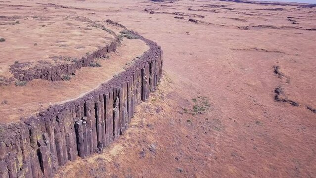 Ice age floods scoured cliff of vertical basalt column island in WA