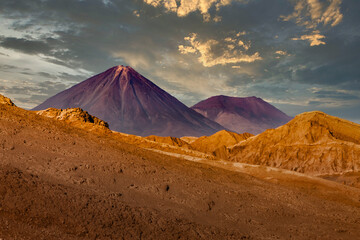 Couple walking in Piedras Rojas (Red Rocks), Deserto do Atacama (Atacama Desert), Chile