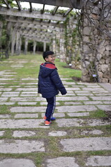 Fototapeta premium Niño feliz en el parque