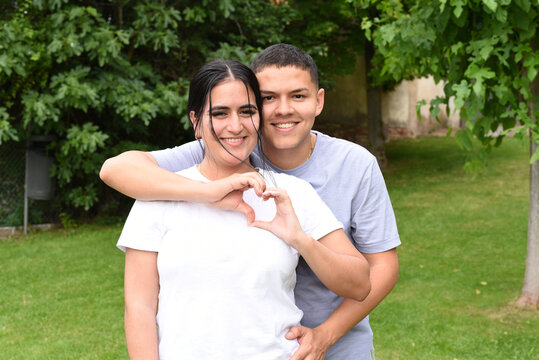 Pareja de enamorados haciendo un coraz&oacute;n