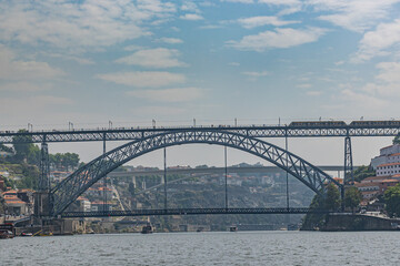 Fototapeta na wymiar vue du pont Dom luis et du fleure Douro (Porto, Portugal)
