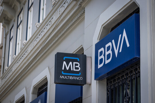 Porto, R&eacute;gion Nord, Portugal - 01062023 : fa&ccedil;ade et logo d'une banque de marque MB multibanco (Porto, Portugal)