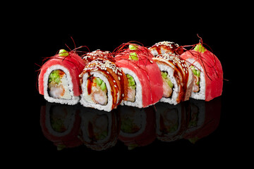 Uramaki with shrimp, cucumber and cream cheese wrapped in eel and tuna