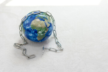 鎖から解放された地球儀のイメージ