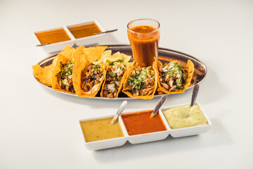 tacos mexicanos con salsas
