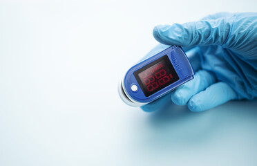 Pulse oximeter measuring oxygen saturation in blood and heart rate