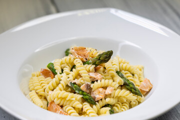 Spindle pasta with green asparagus and salmon