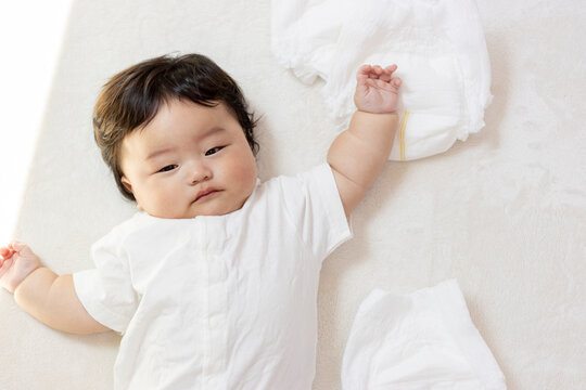 赤ちゃんとオムツ（男の子、日本人、生後6か月）