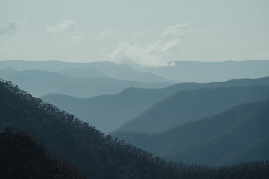 Blue mountain layers through the valley at Kanangra Walls Lookout on a sunny day