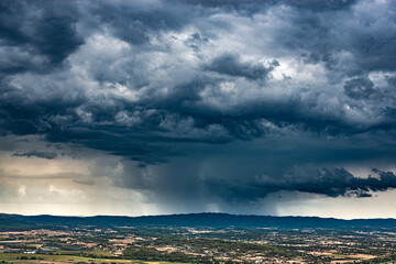 Vue panoramique  avec ciel d'orage sur la région de l'Emporda (Espagne) et sur le village de Torroella de Montgrí dans la province de Gérone. - 615761002