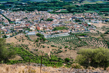 Vue panoramique  avec ciel d'orage sur la région de l'Emporda (Espagne) et sur le village de Torroella de Montgrí dans la province de Gérone. - 615761028