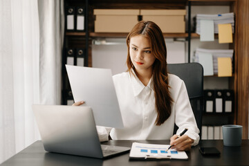 Obraz premium Confident business expert attractive smiling young woman holding digital tablet on desk in creative office.