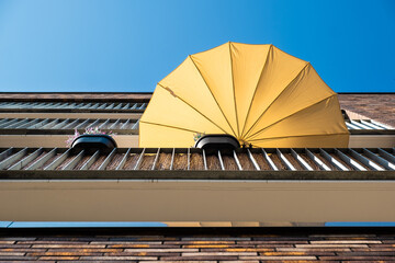 Aufgespannter Sonnenschirm auf einem Balkon in Düsseldorf, Symbolbild
