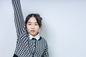 右手を上げた小学生女子