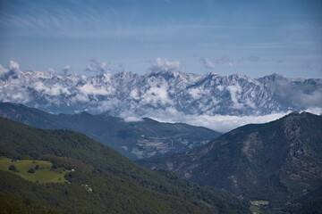 Obraz premium Peaks of Europe. System belonging to the Cantabrian Mountains, in the regions of Asturias