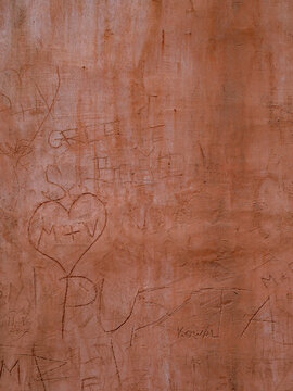 Herzen in die Wand geritzt
