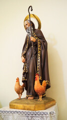 Escultura de Santo Domingo de la Calzada, con gallo y gallina.