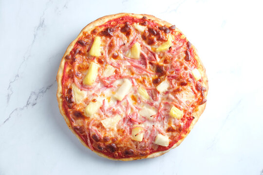 Hawaiian pizza dish