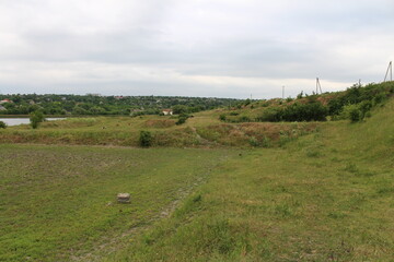Obraz premium A grassy field with trees in the background