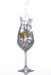 Splash photography with a lemon inside water and ice.
