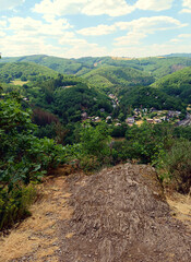 Blick auf Dirbach und Landschaft mit Hügeln und Wald in der Gemeinde Bourscheid im Norden von Luxemburg in den luxemburgischen Ardennen auf dem Wanderweg Escapardenne Lee Trail.