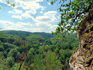 Aussichtspunkt Doigt de Dieu im Norden von Luxemburg mit Blick in die luxemburgischen Ardennen auf...