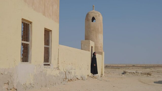 Al Jumail, Abandoned mosque with minaret at ruined ancient Arab fishing village, North Qatar.
