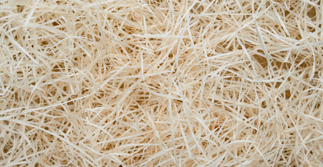 Wood wool is a thread-like cushioning material made by cutting logs.