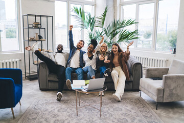 Obraz premium Cheerful diverse colleagues having fun together in office room
