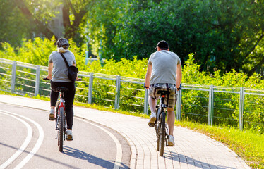 Obraz premium Cyclists ride on the bike path in the city Park 