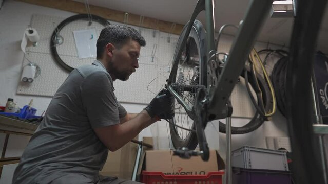Bicycle Mechanic Images – Browse 61,385 Stock Photos, Vectors, and ...
