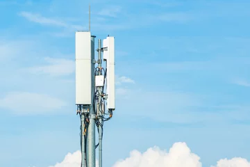 Deurstickers 5G antenna on a telecommunication mast with a blue sky © JeanLuc Ichard