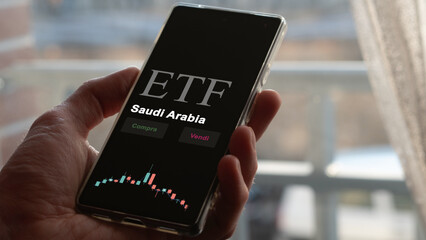 An Italian investor analyzing an etf fund on a phone. Italian text: Saudi Arabia, buy, sell.
