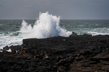 Fototapeta na wymiar Stormy times at reykjanesbaer, reikjanes in iceland, waves spalshing on the cliffs 