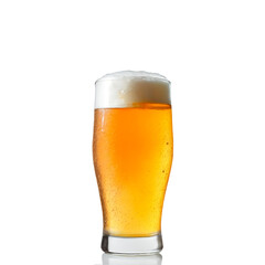 Un vaso con cerveza fresca sobre un fondo blanco liso y aislado. Vista de frente y de cerca. Copy space. IA generativa