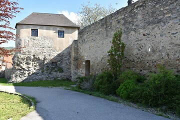 Fototapeta na wymiar Turm und Mauer des römischen Kastells Favianis in Mautern an der Donau, Österreich, 04.05.2023