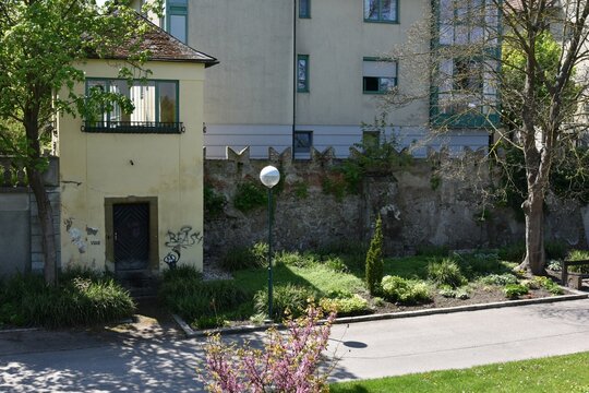 Turm und Mauer des r&ouml;mischen Kastells Comagena in Tulln an der Donau, &Ouml;sterreich, 04.05.2023