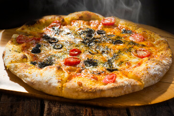 焼きたてのピザと木のテーブル
