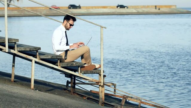 virtual office .freelancer on vacation . outsource freelancing .	